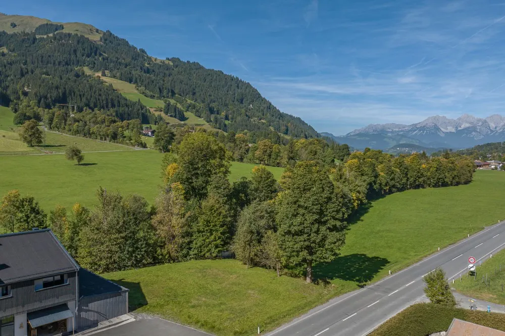 KITZIMMO-Baugrundstück mit Baugenehmigung in Aurach bei Kitzbühel.