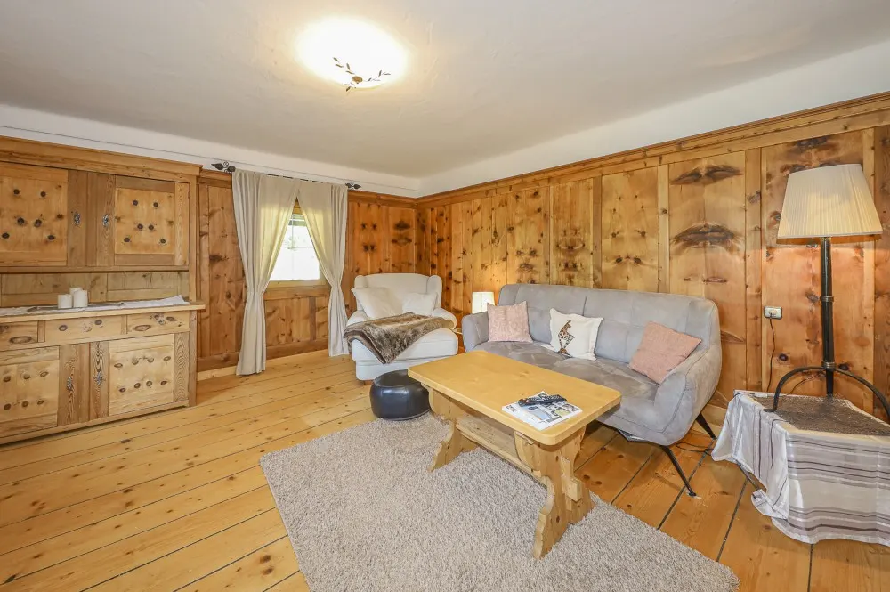 KITZIMMO-Dachgeschosswohnung im Bauernhaus mit touristischer Widmung - Immobilien Jochberg.