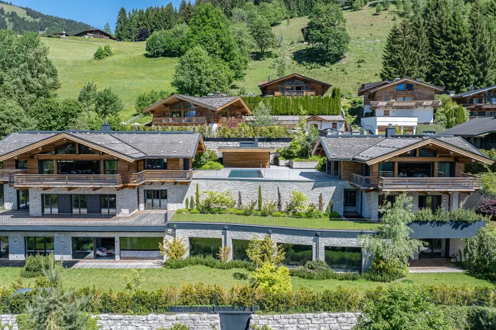 KITZIMMO-Einzigartige Luxusvilla mit Gästehaus in prominenter Toplage - Immobilien Aurach.