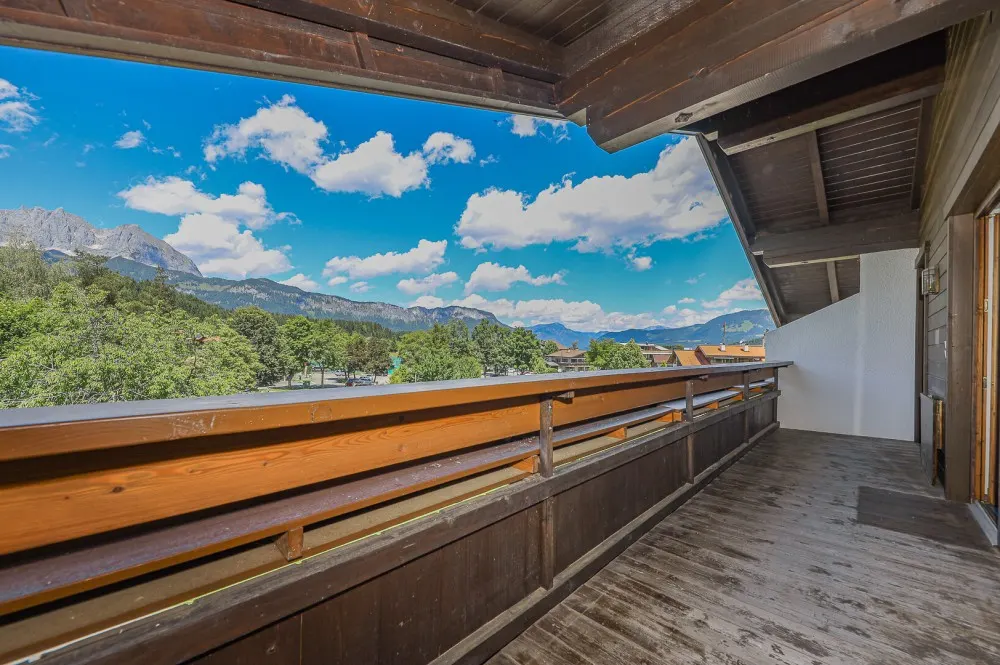 KITZIMMO-Dachgeschosswohnung in Ruhelage mit Kaiserblick kaufen - Immobilien Oberndorf.