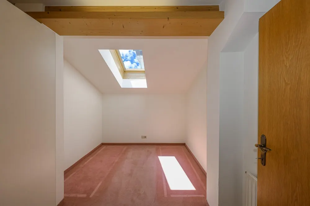 KITZIMMO-Dachgeschosswohnung in Ruhelage mit Kaiserblick kaufen - Immobilien Oberndorf.