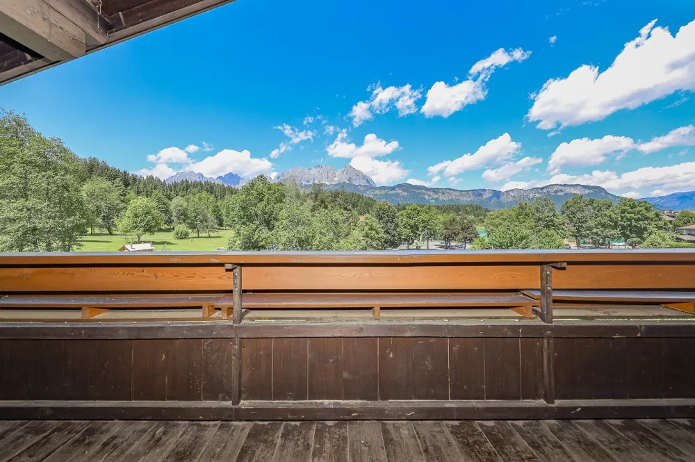 KITZIMMO-Dachgeschosswohnung in Ruhelage mit Kaiserblick kaufen - Immobilien Oberndorf.