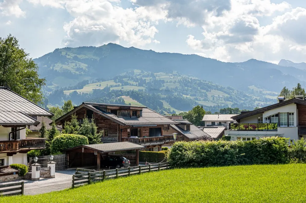 KITZIMMO-Domizil mit Potenzial in zentrumsnaher Ruhelage - Ski Out - Immobilien Kitzbühel.