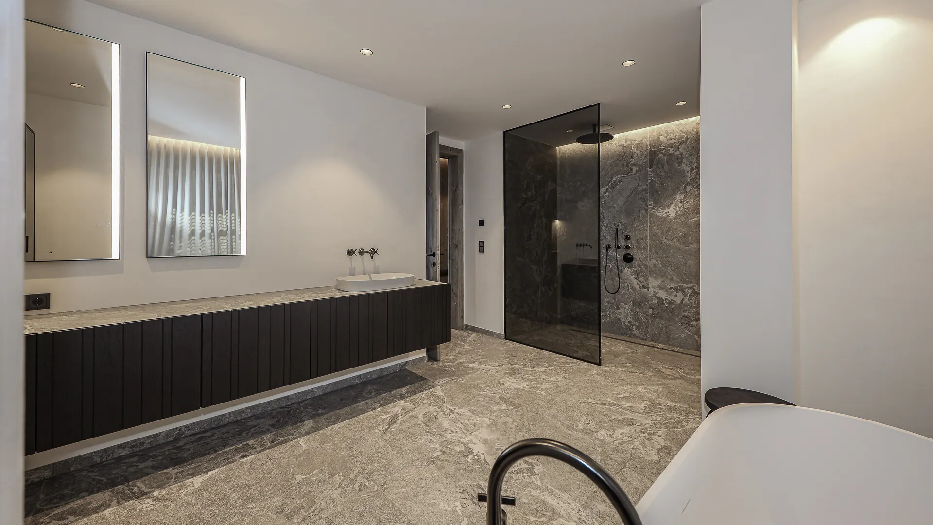 KITZIMMO-Einzigartige Luxusvilla mit Gästehaus in prominenter Toplage - Immobilien Aurach.