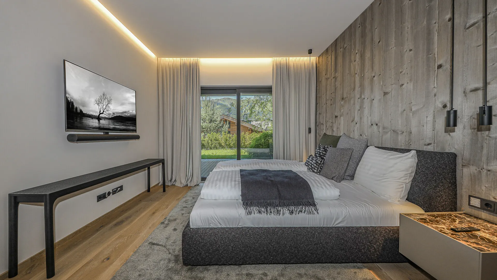 KITZIMMO-Einzigartige Luxusvilla mit Gästehaus in prominenter Toplage - Immobilien Aurach.