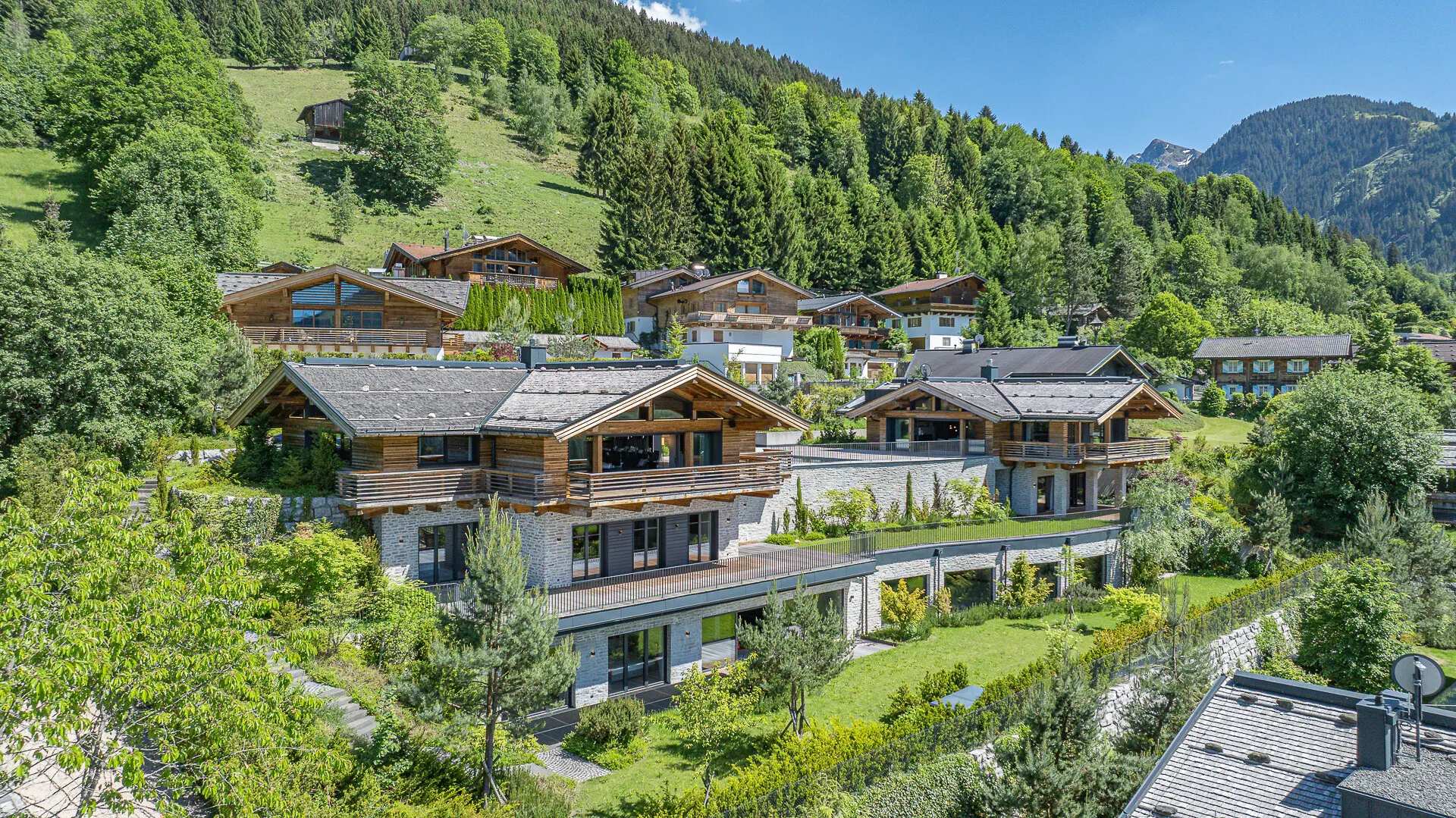 KITZIMMO-Einzigartige Luxusvilla mit Gästehaus in prominenter Toplage - Immobilien Aurach.