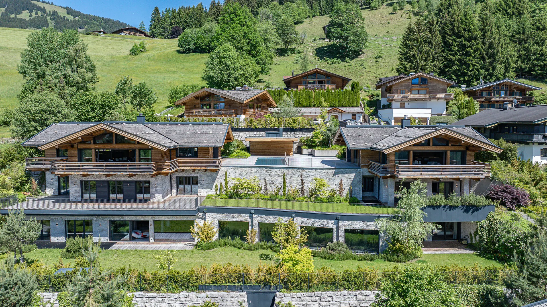 KITZIMMO-Einzigartige Luxusvilla mit Gästehaus in prominenter Toplage - Immobilien Aurach.