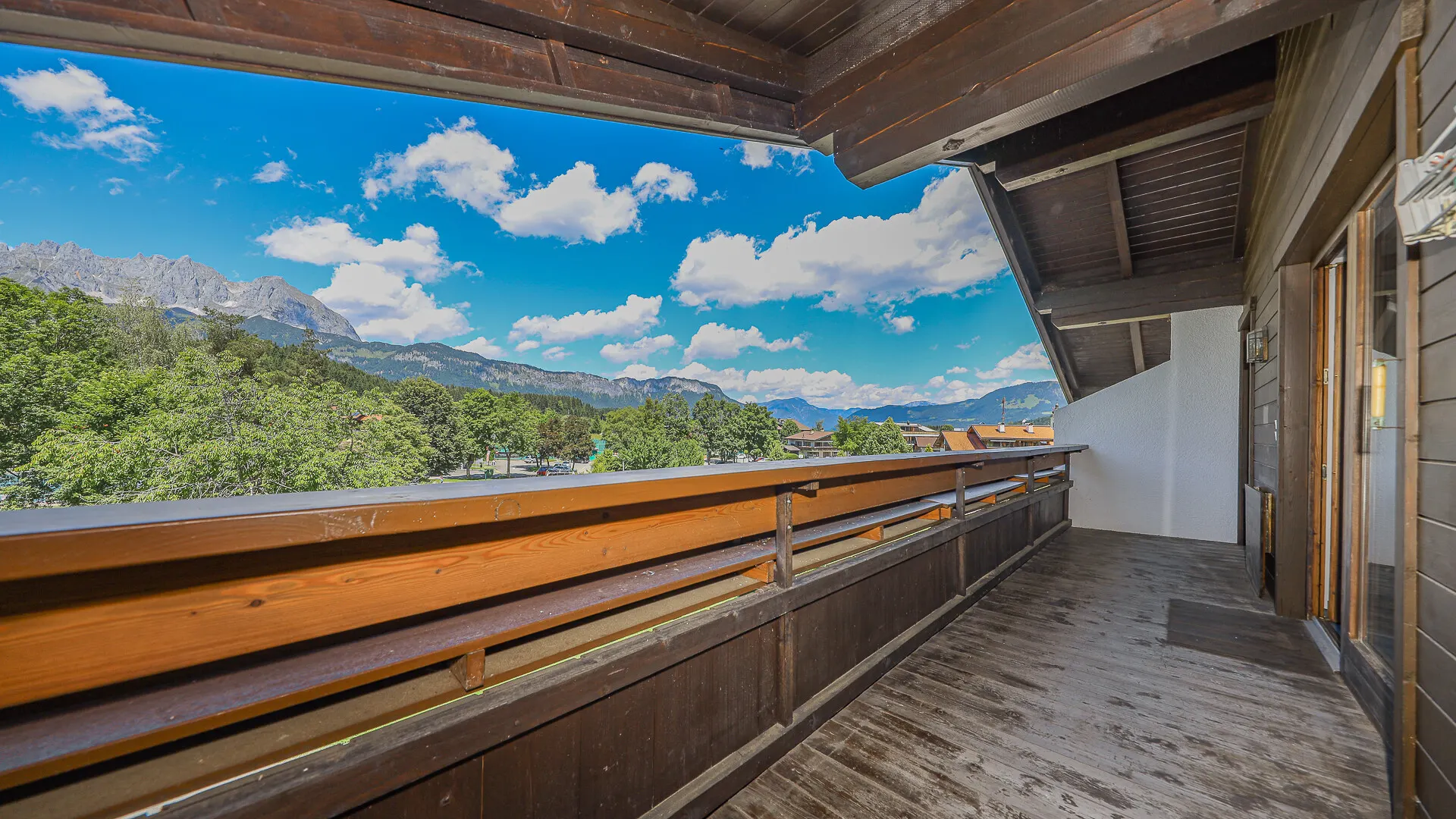 KITZIMMO-Dachgeschosswohnung in Ruhelage mit Kaiserblick kaufen - Immobilien Oberndorf.