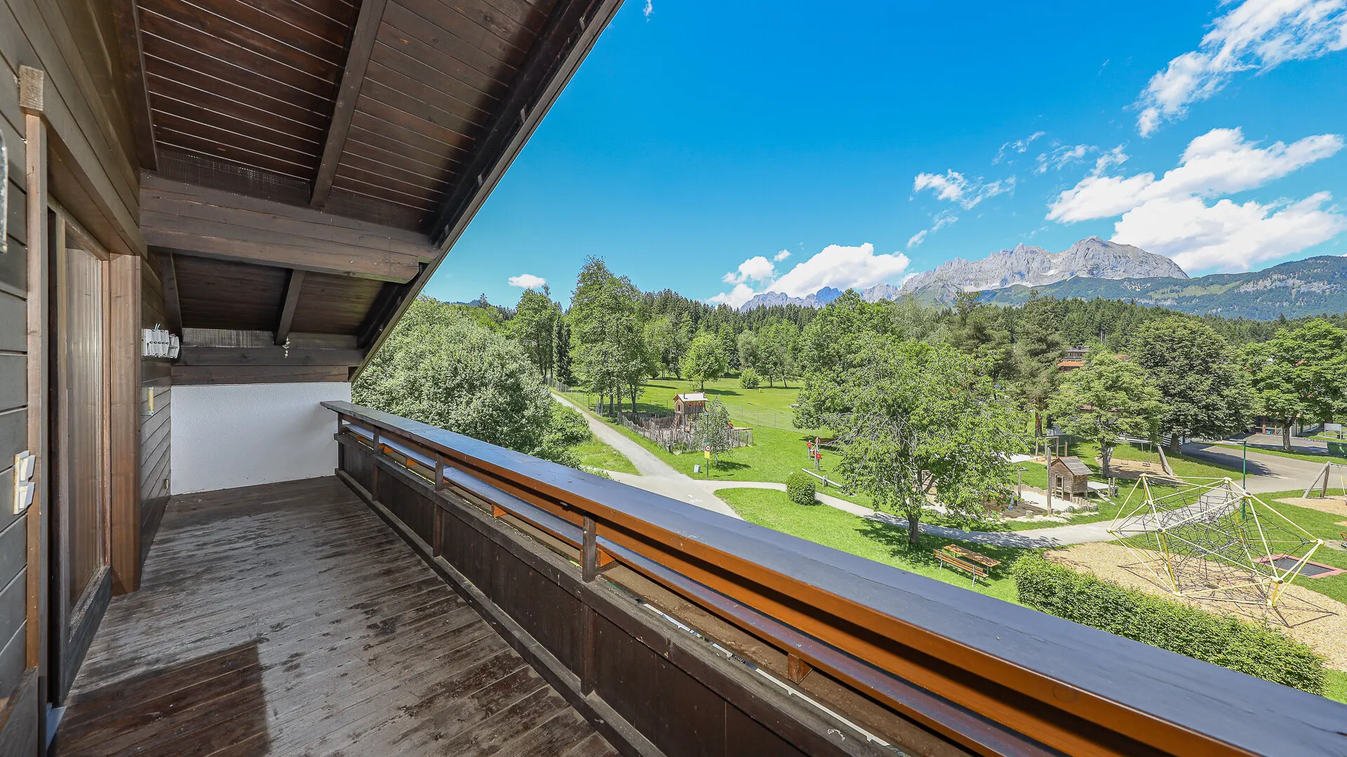 KITZIMMO-Dachgeschosswohnung in Ruhelage mit Kaiserblick kaufen - Immobilien Oberndorf.